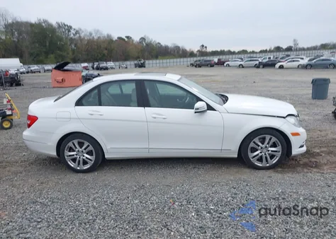 2013 Mercedes-Benz C 300 Luxury 4Matic z USA, uszkodzony, nr VIN WDDGF8AB7DR255327